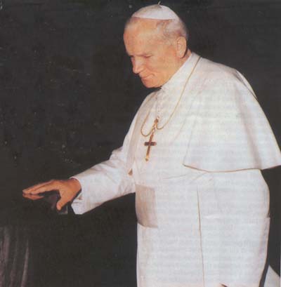 John Paul II on Padre Pio's tomb