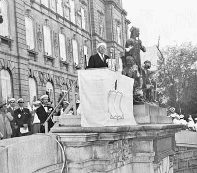 Louis Even in front of the Quebec Legislature