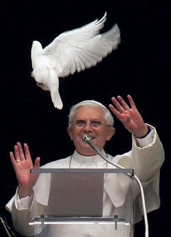 Benedict XVI release a dove