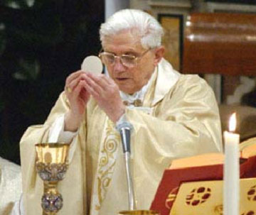 Benedict XVI consecrating the Host