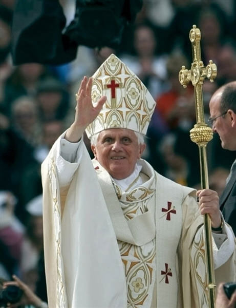 Benedict XVI waving crowd