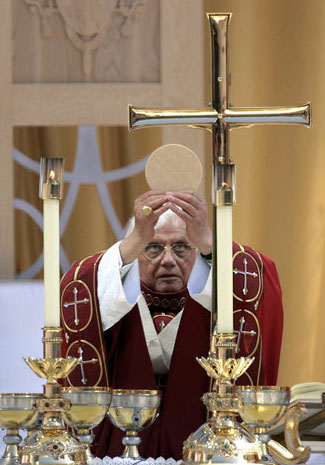 Consecration of the Host by Benedict XVI