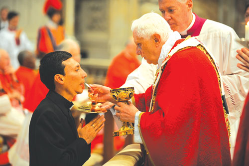 Kneeling and receiving Communion on the tongue