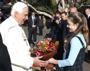 Benedict XVI is welcomed with flowers in Sydney