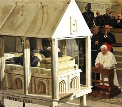 Benedict XVI at the tomb of Padre Pio