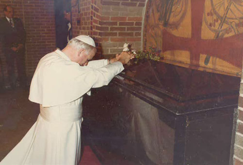 John Paul II in front the tomb of Brother Andre