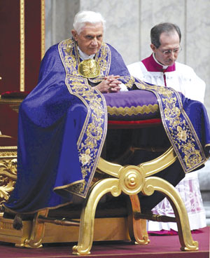 Benedict XVI in prayer