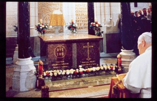 John-Paul II praying at the saint's tomb